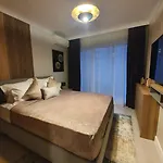 Apartment Tzuba Luxury Coresi Mall