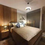 Apartment Tzuba Luxury Coresi Mall