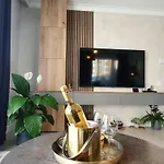 Apartment Tzuba Luxury Coresi Mall *