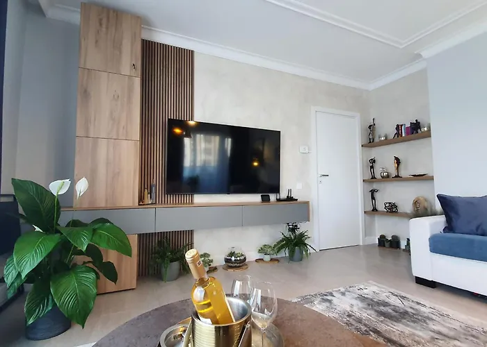 Apartment Tzuba Luxury Coresi Mall